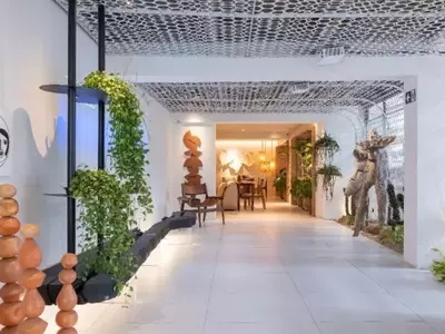 Explorando a Autenticidade Nordestina em um Espaço Moderno e Rústico